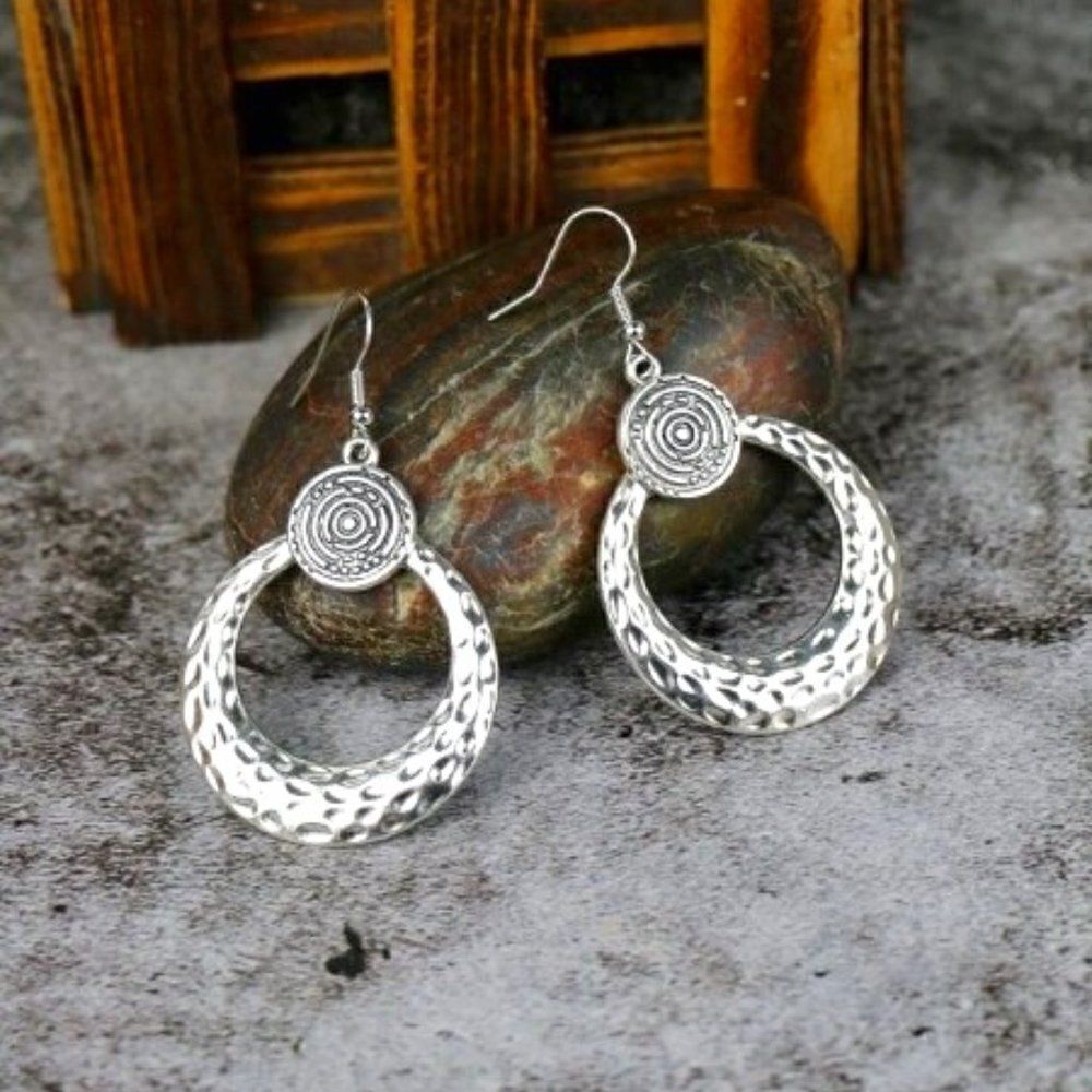 SILVER ROUND HAMMERED DANGLE EARRINGS